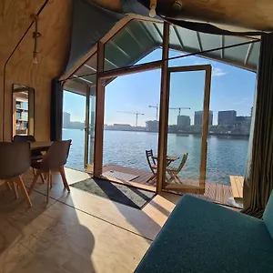 https://wikkelboat-nr1-at-floating-rotterdam-rijnhaven.zandvoort-hotels.com